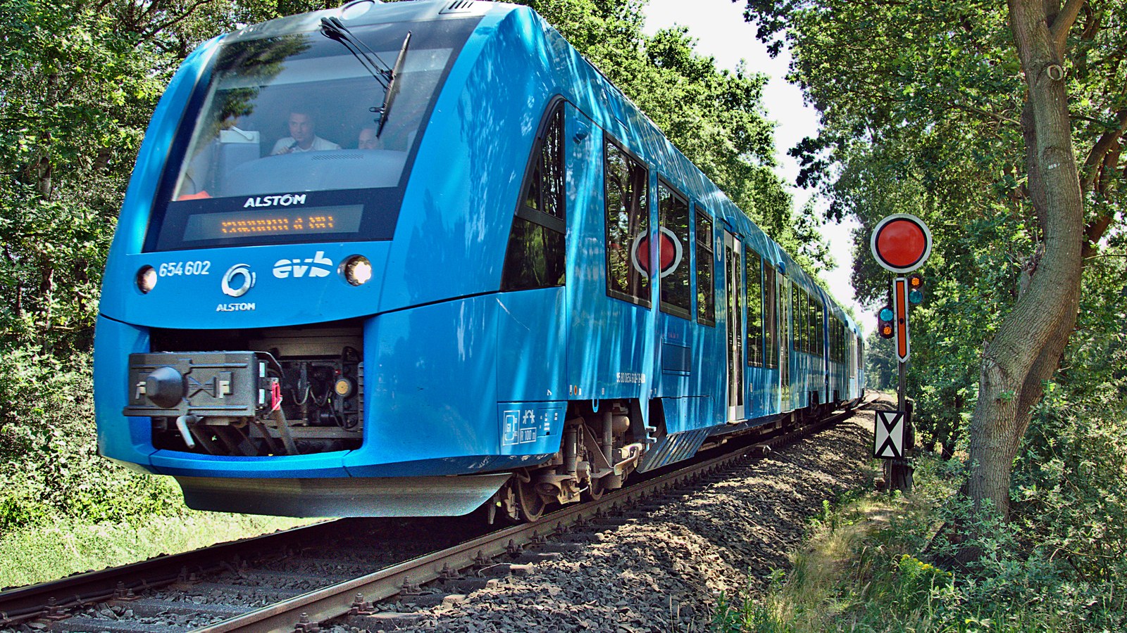 Tren Alstom Coradia iLint cu hidrogen, unitatea 654 602 a evb, pe o cale ferată din Saxonia Inferioară