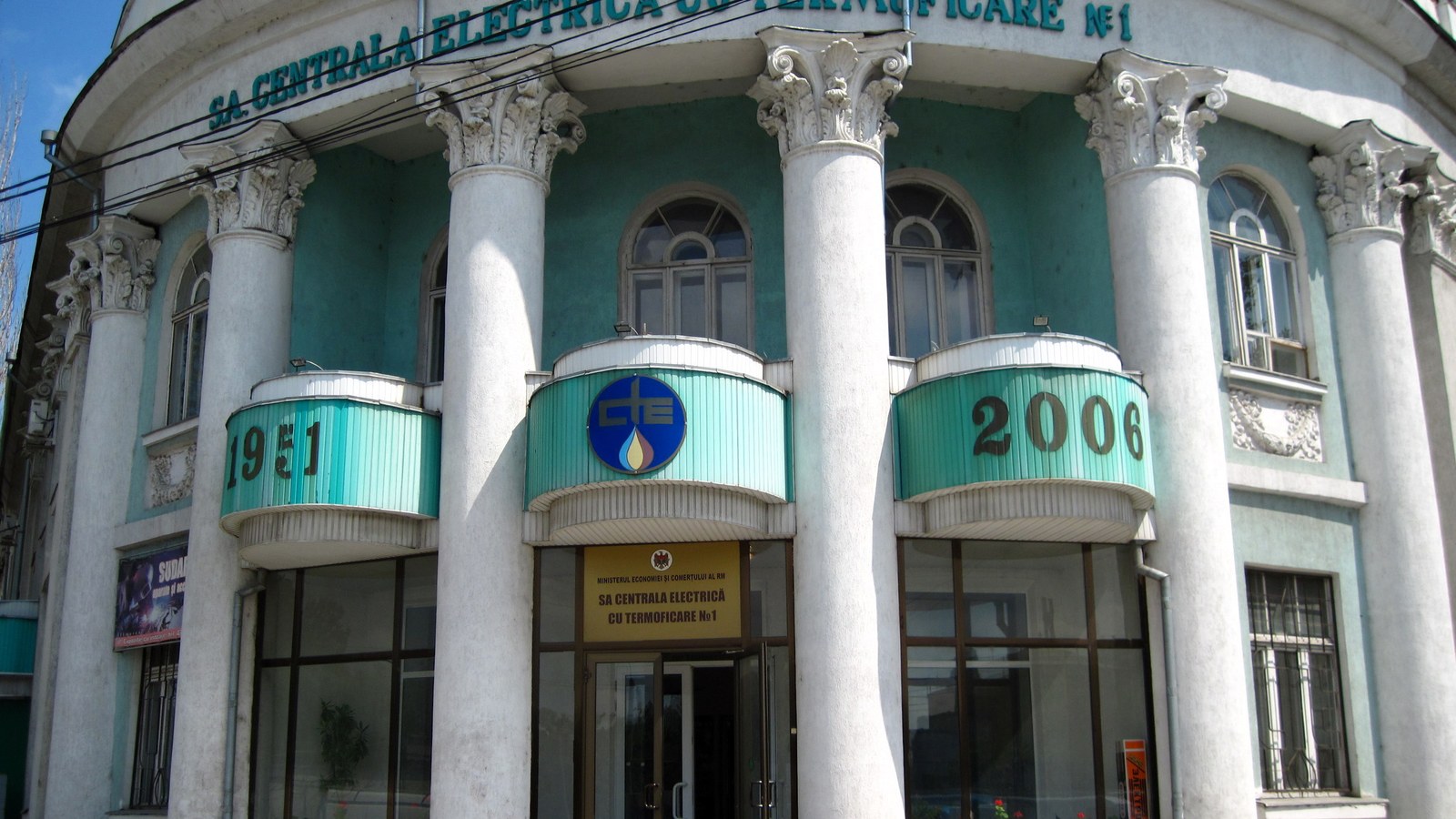 Lucrări de vineri seara pe un drum proaspăt reparat.