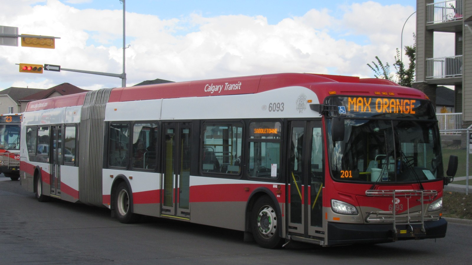 Joi, pe Saddletowne Circle, un autobuz a lovit un lanț de mașini, apoi un al doilea autobuz.