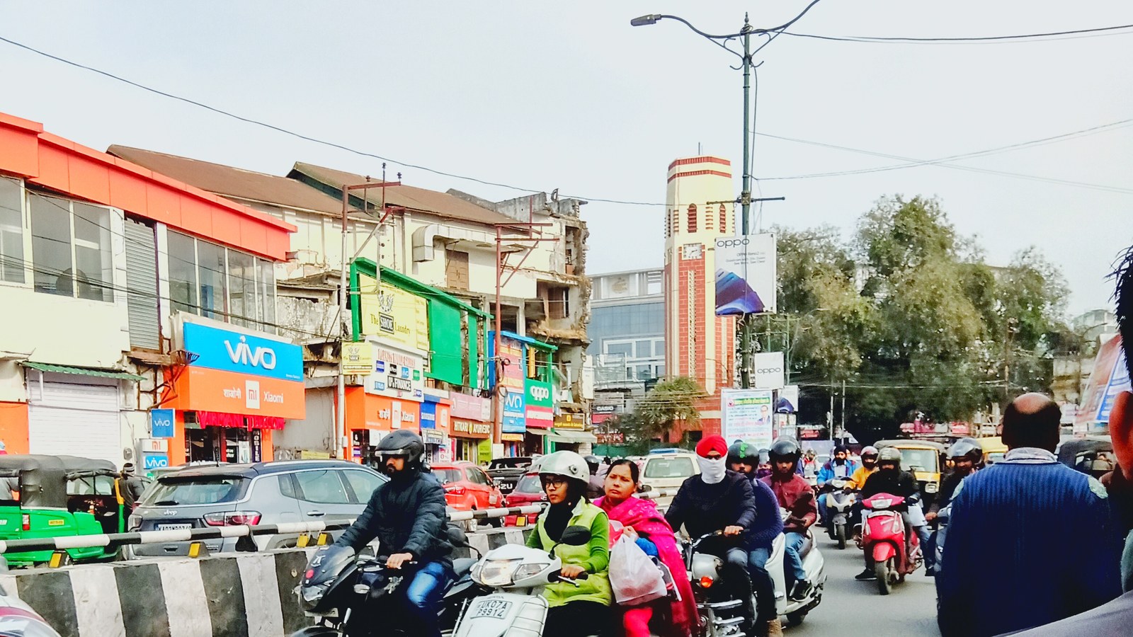 Luni, Lok Bhavan, Dehradun. Judecătorul-șef interimar Tiwari.