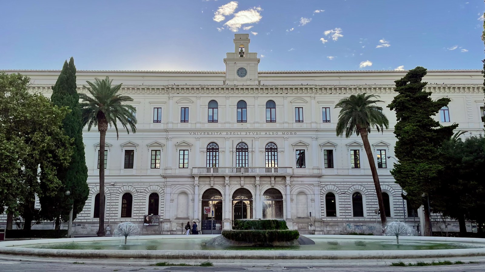 Noaptea 18–19 oct.: vopsea neagră pe Palazzo Ateneo și în Piazza Battisti.