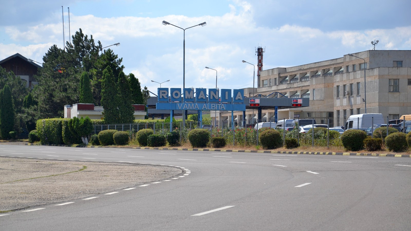 Heavy traffic from Moldova; on the Romanian side, about a 40-minute wait.