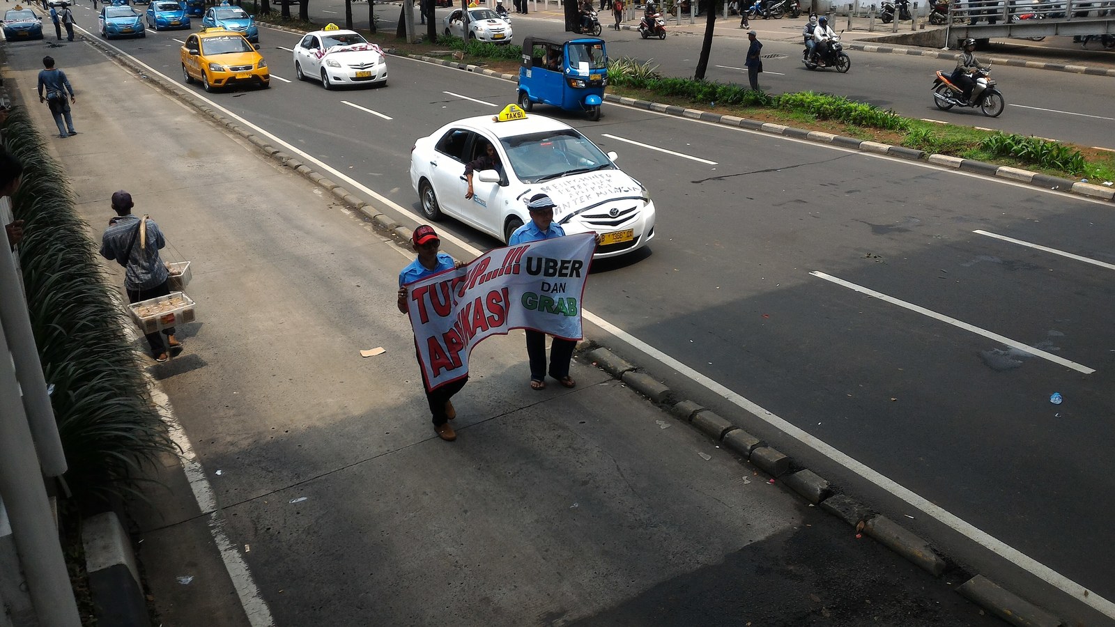 Digi24/AFP: “Hungry? Eat the rich!” slogan; ~14,000 security deployed.
