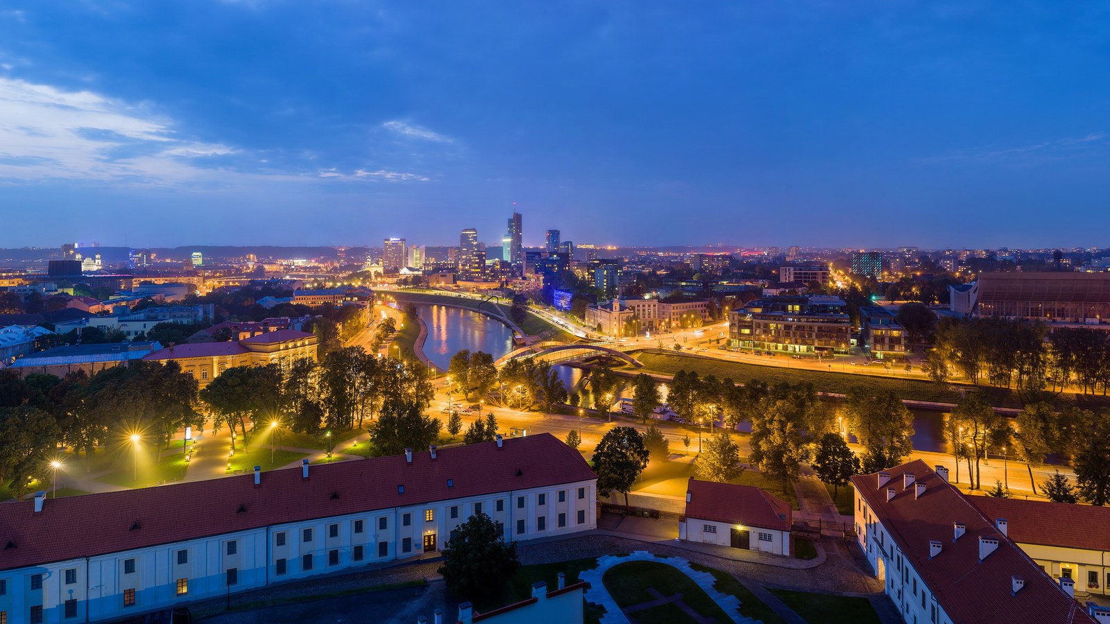 Noaptea de 18 octombrie, la Vilnius: antene și o unitate de control, lichide incendiare, anchetă deschisă.