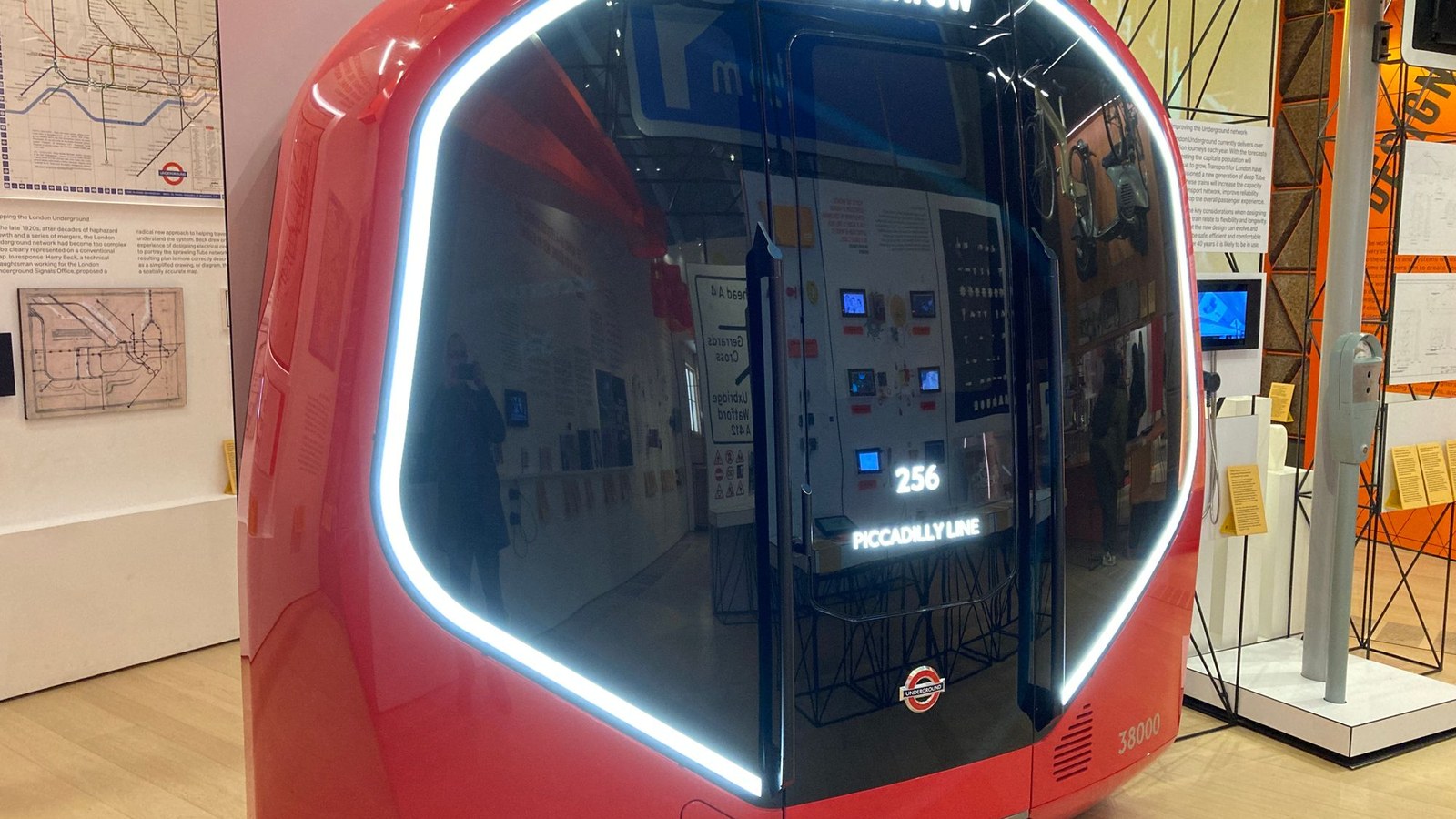 Machetă New Tube for London la Design Museum, cabină roșie cu destinația Heathrow pe linia Piccadilly