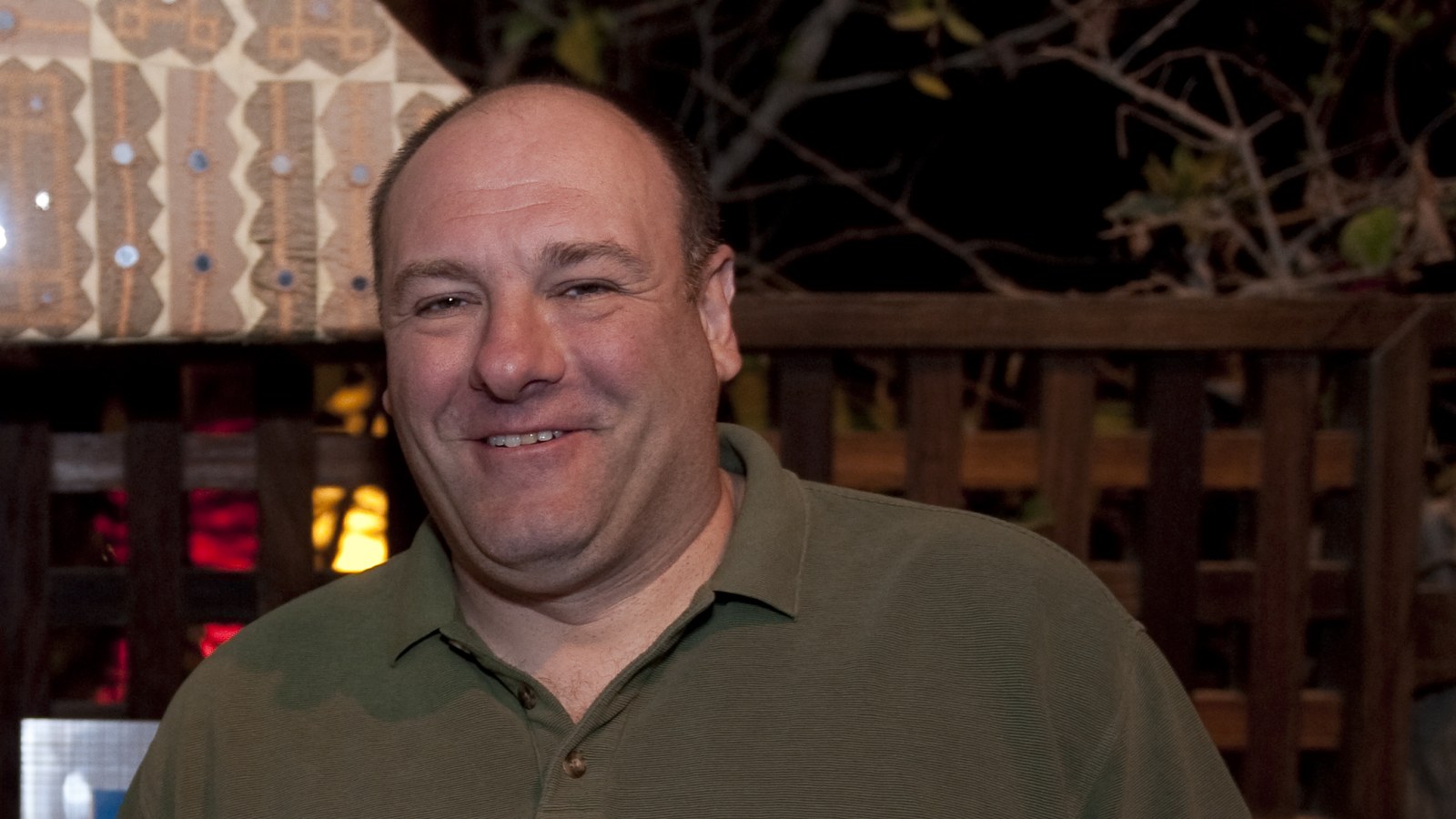James Gandolfini la Kuwait City în 2010, fotografie a U.S. Navy, nu o captură din serial