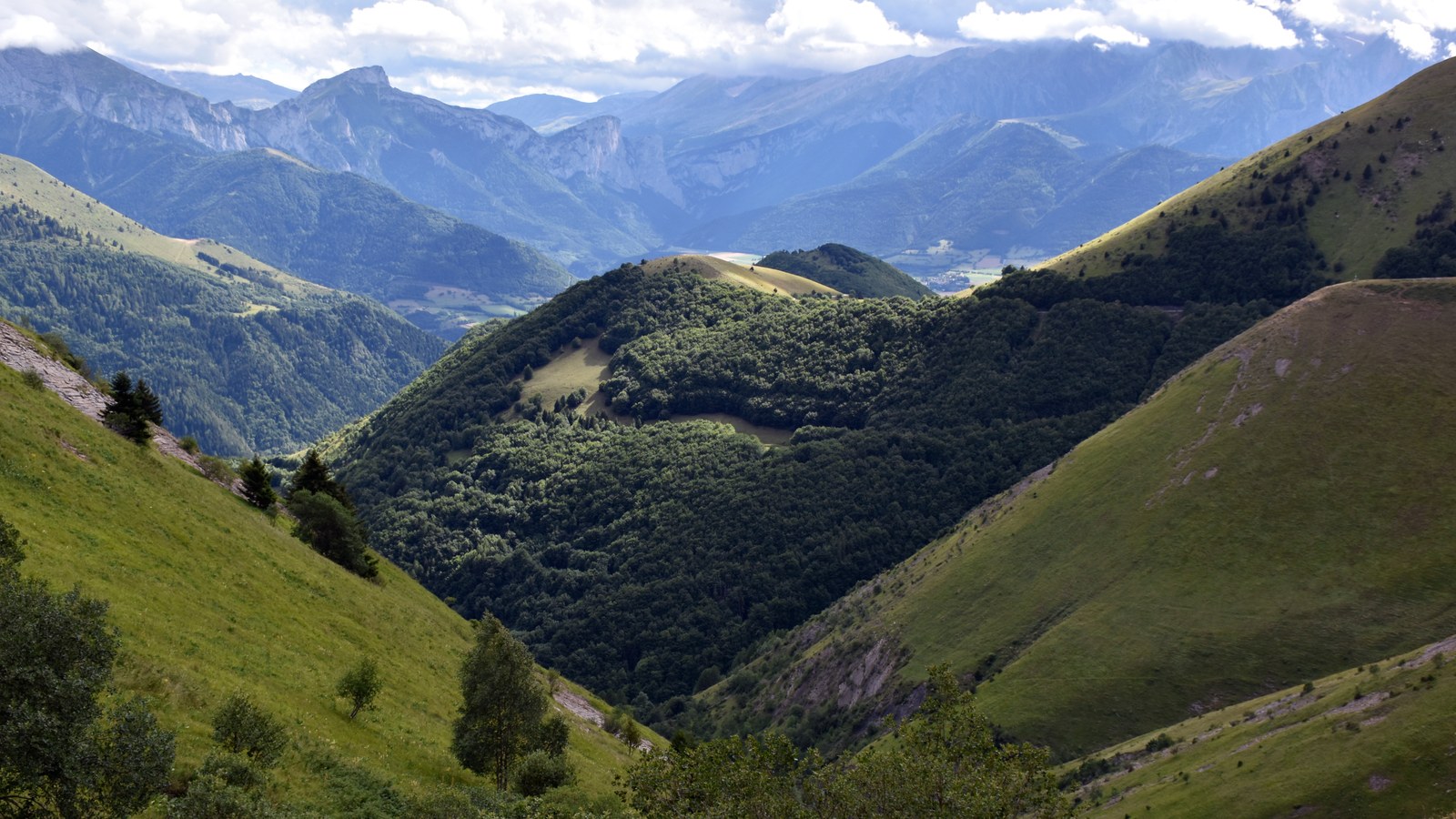 Sanctuarul Notre-Dame de La Salette în peisajul alpin, fotografiat în 2017, nu scena din 1846