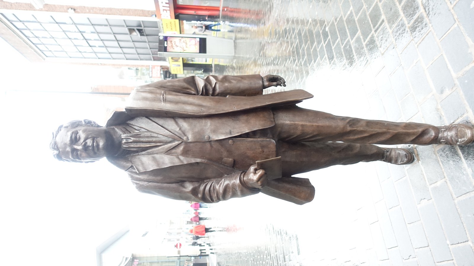 Statuia lui Brian Epstein din Liverpool; nu o fotografie de scenă cu Beatles