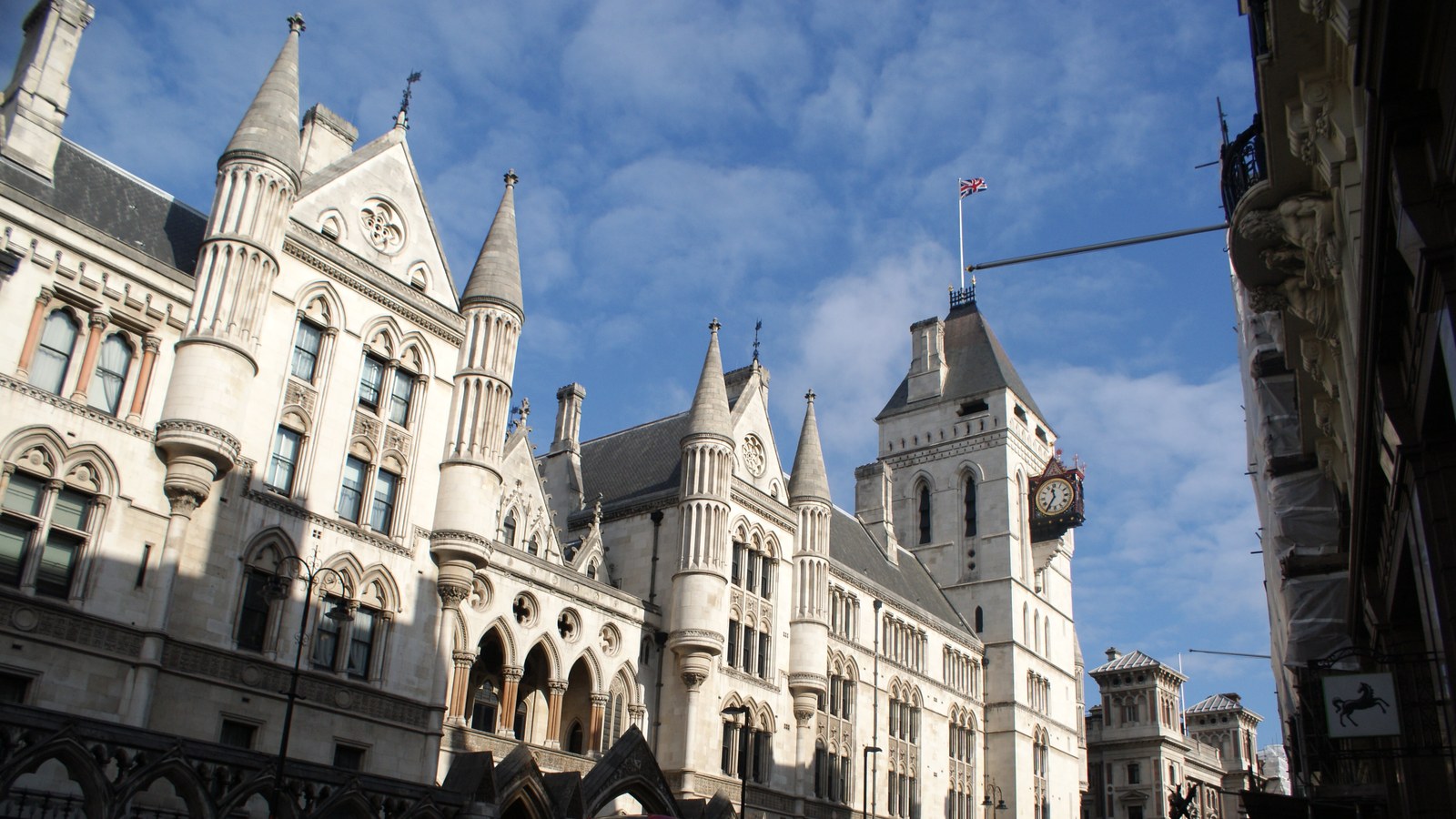 Fațada victoriană a Royal Courts of Justice de pe Strand, Londra, una dintre clădirile din programul Open House Festival…