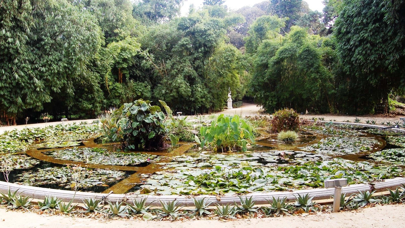 Bazinul Aquarium din Grădina Botanică din Palermo, locul secțiunii Metamorphosis a Prima Onda Fest