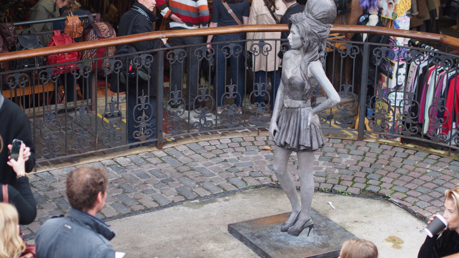 Statuia din bronz a lui Amy Winehouse din Stables Market, Camden