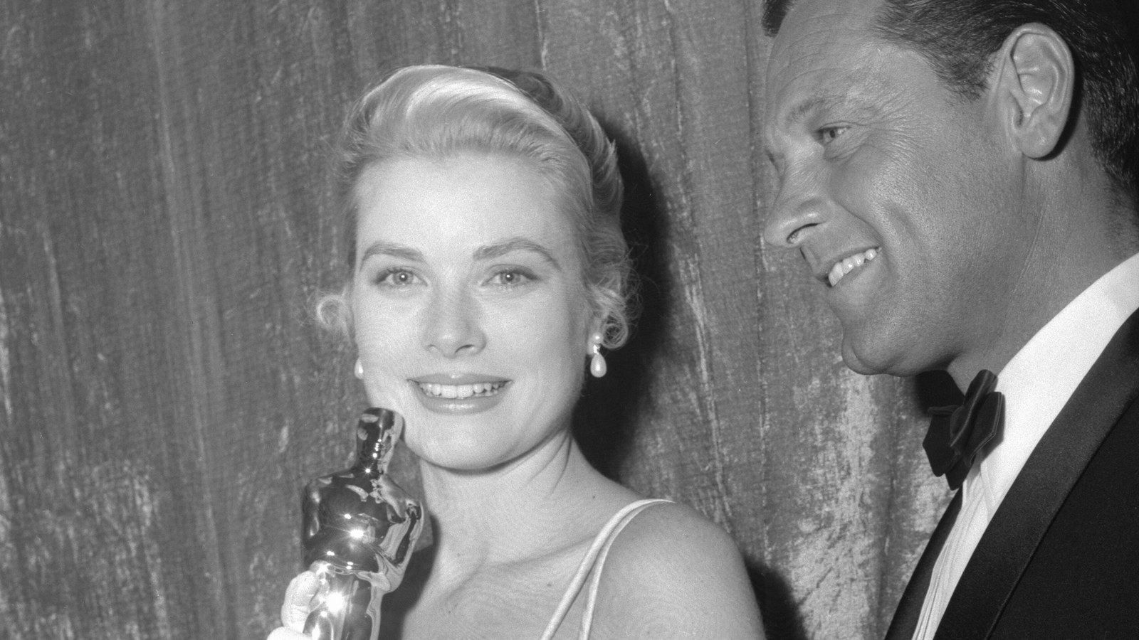 Grace Kelly, actrița americană devenită Prințesă de Monaco, cu Oscarul pentru The Country Girl, 30 martie 1955