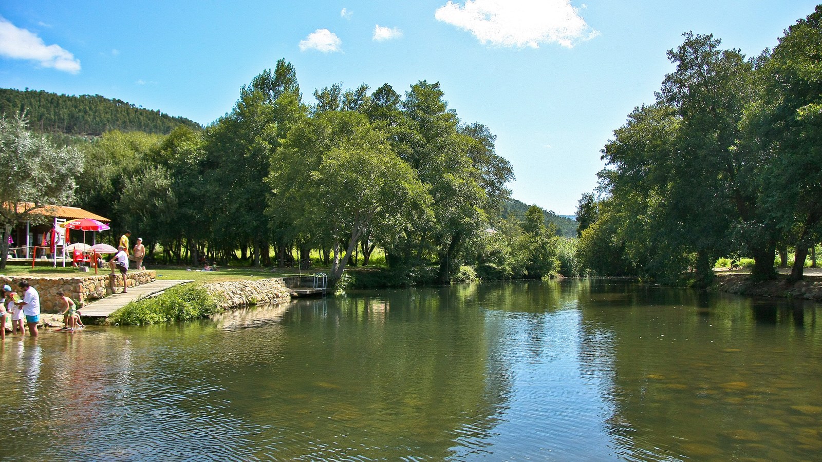 Praia Fluvial das Canaveias, pe râul Ceira lângă Góis; locul festivalului este în pădure, nu această plajă fluvială