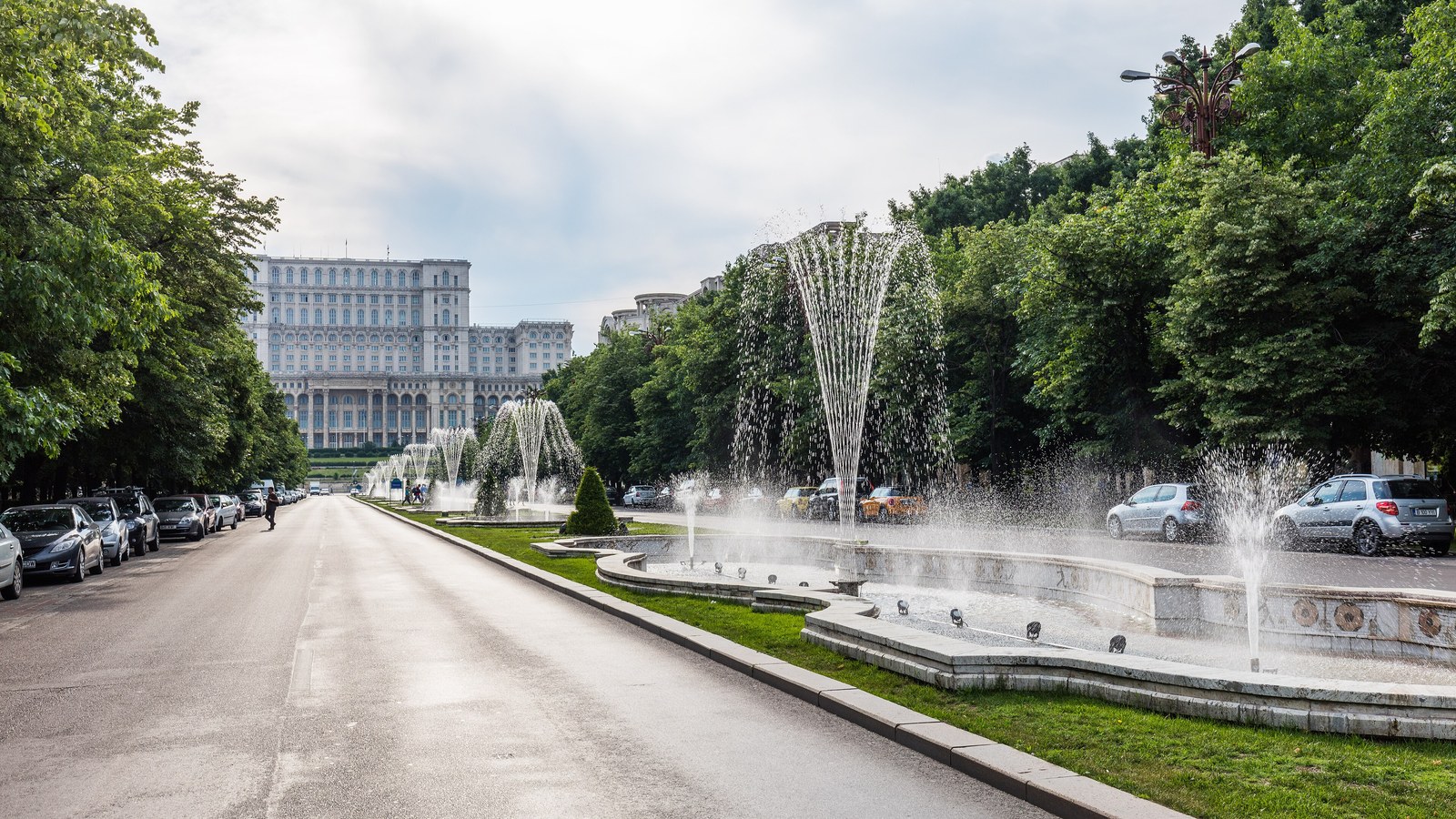 Palatul Parlamentului văzut de pe Bulevardul Unirii, București; imagine de zi, nu proiecția iMapp de noapte