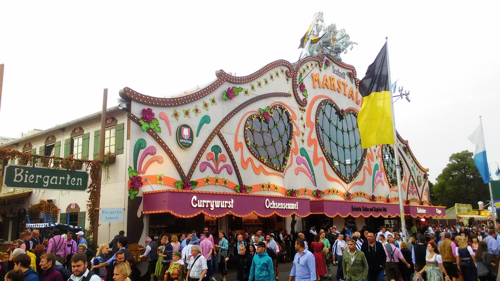 Cortul Marstall de la Oktoberfest, pe Theresienwiese în 2016; nu ceremonia de anstich din 2026