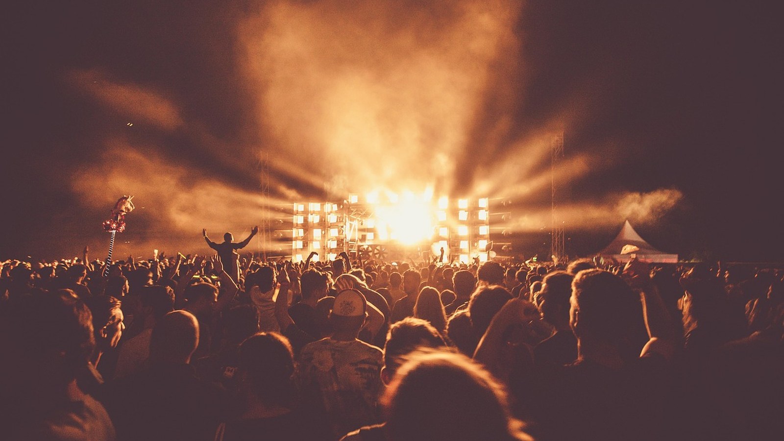 Public la un concert în aer liber, imagine de arhivă asociată festivalurilor de muzică