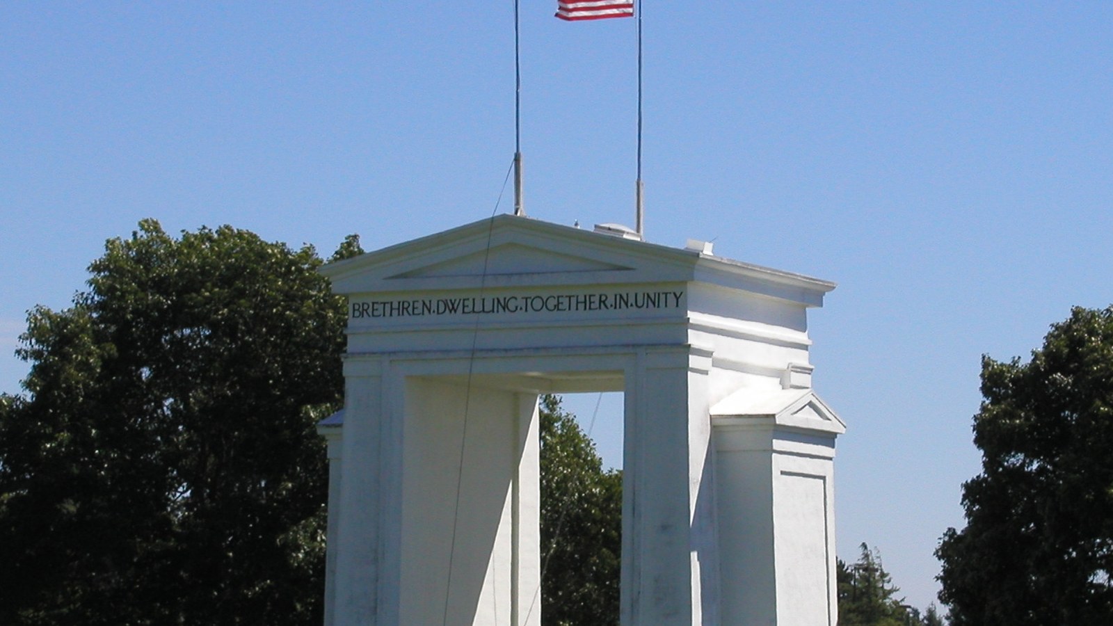 Peace Arch, US–Canada border; a monument, not the signing of the memorandum