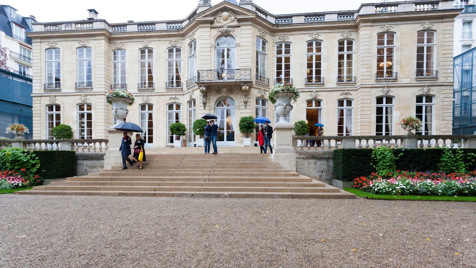 Garden facade of Hôtel de Matignon, 2017; not the 2027 budget vote