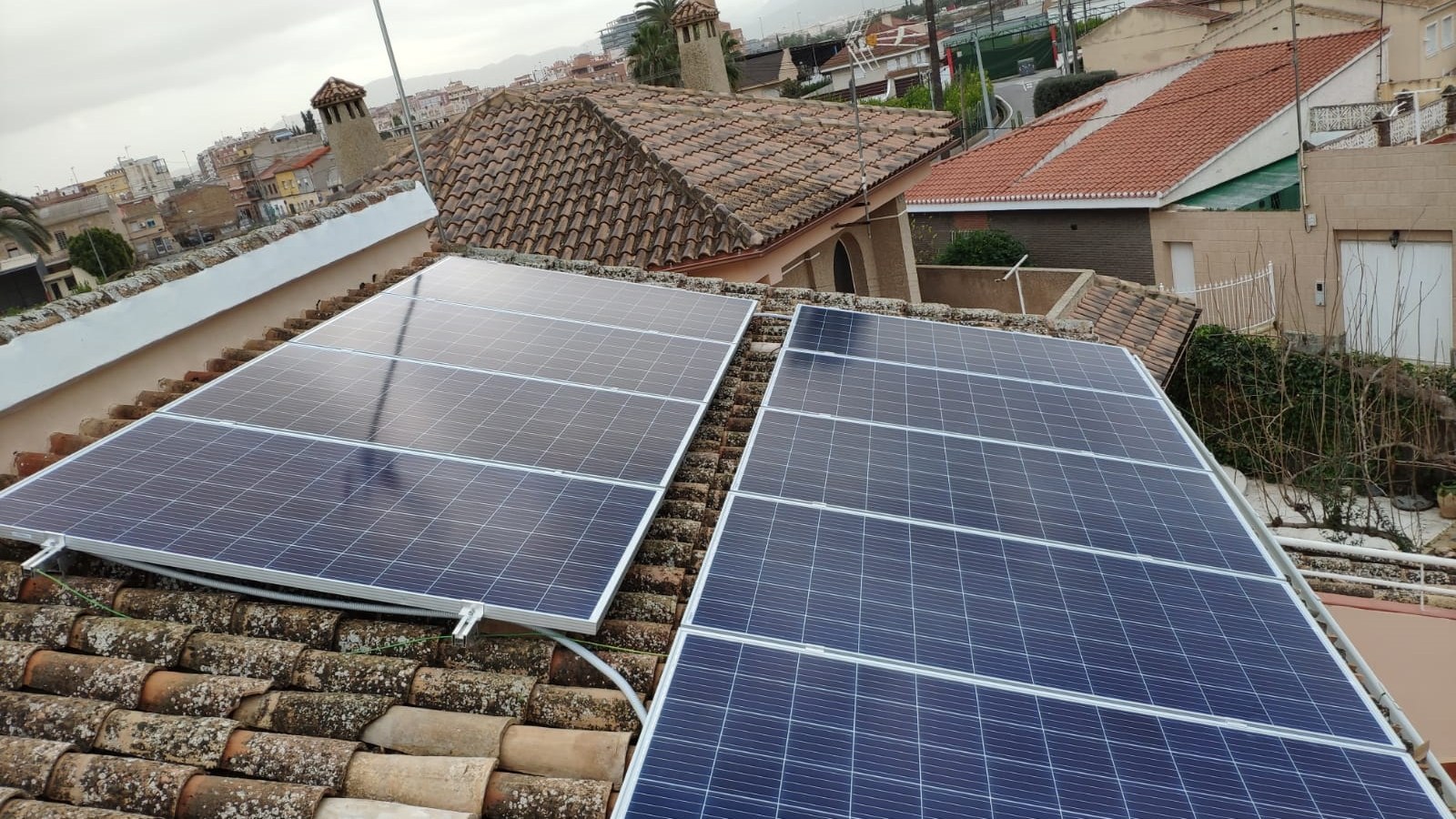 Rooftop photovoltaic panels; an illustration of the energy transition, not a Romanian workplace