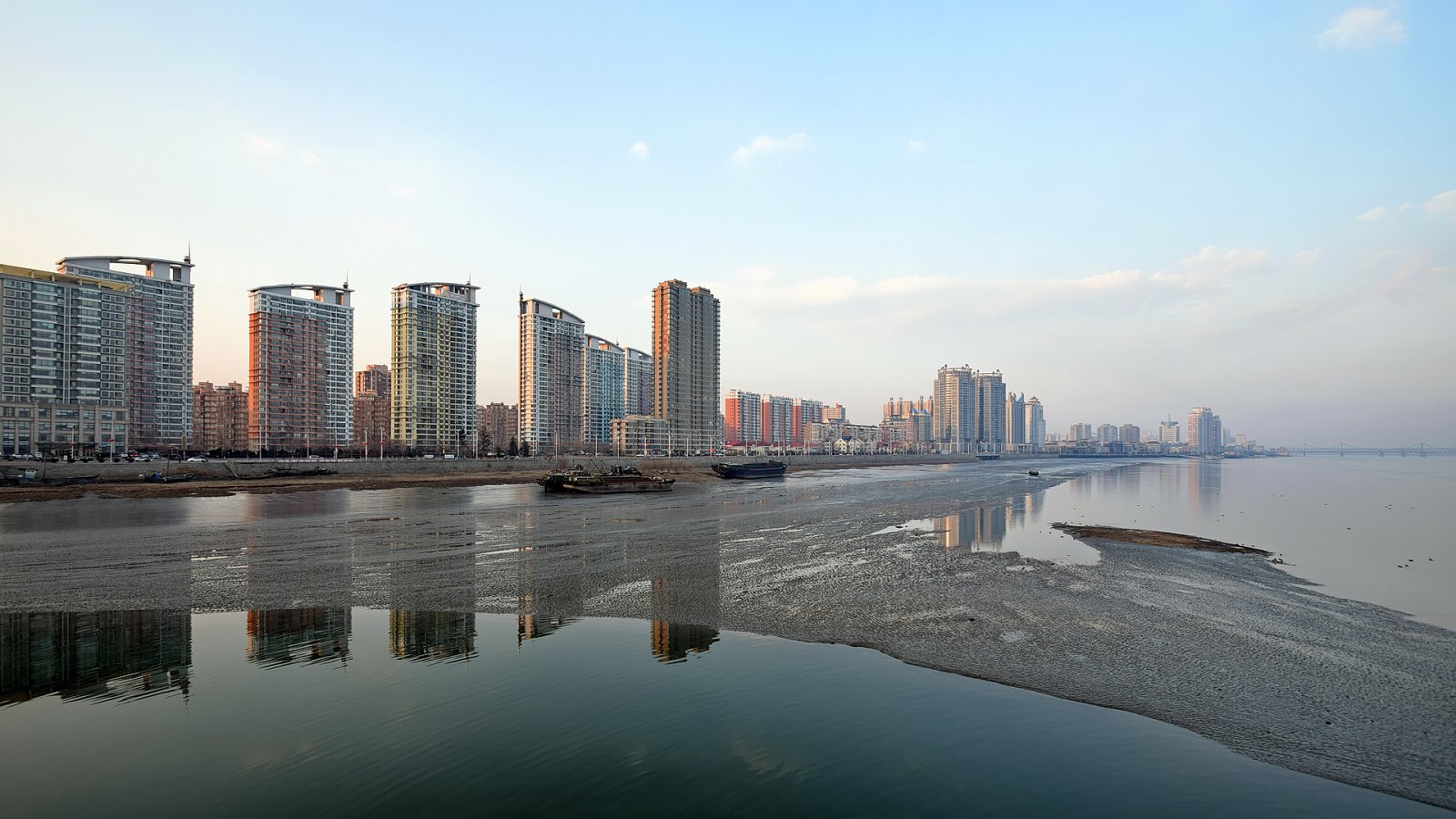 Joi a fost inaugurat podul rutier de circa 3 km între Dandong și Sinuiju.