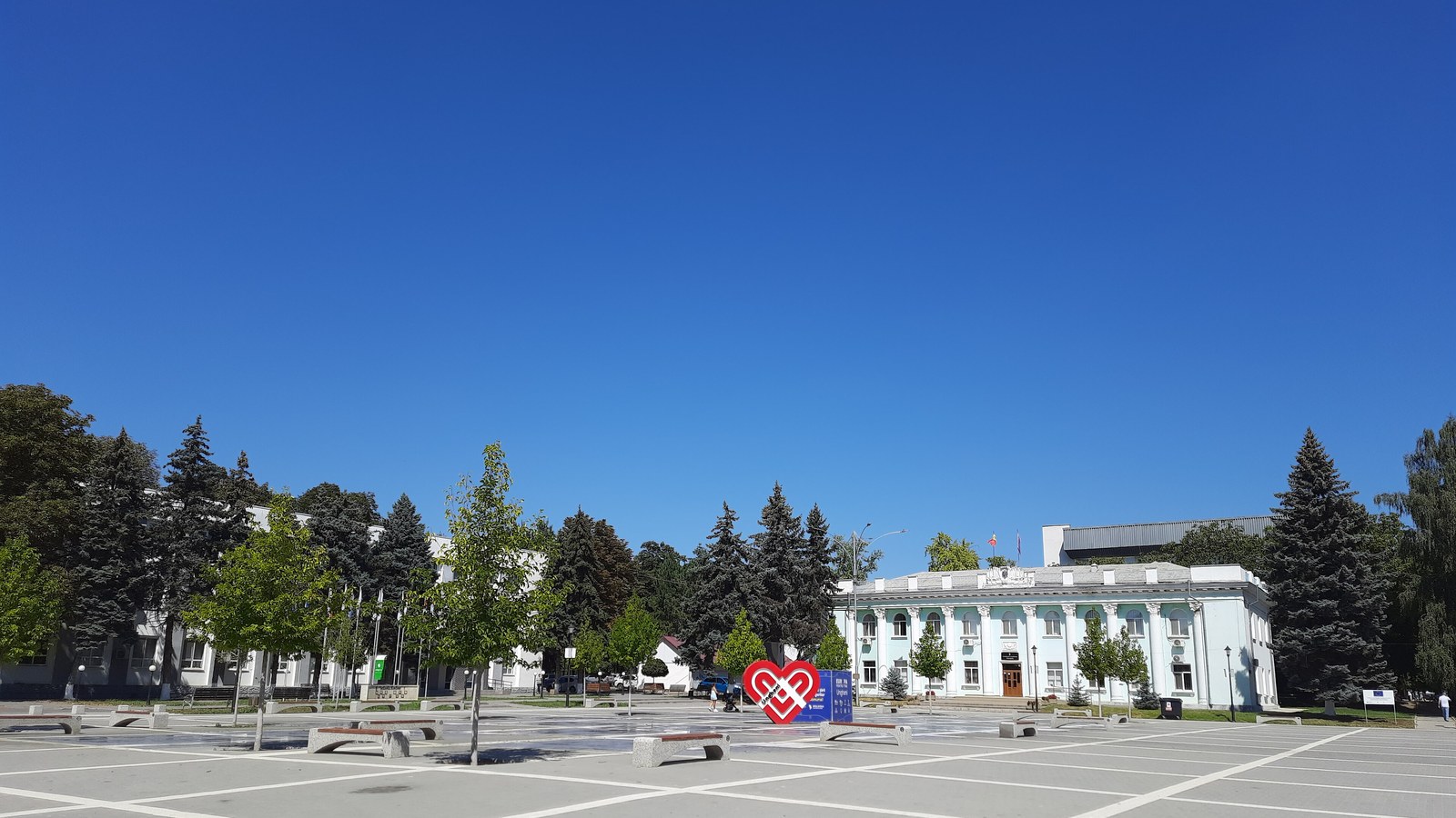 Premierul a vizitat Idea Moda, Kab-lem și Aedificator.