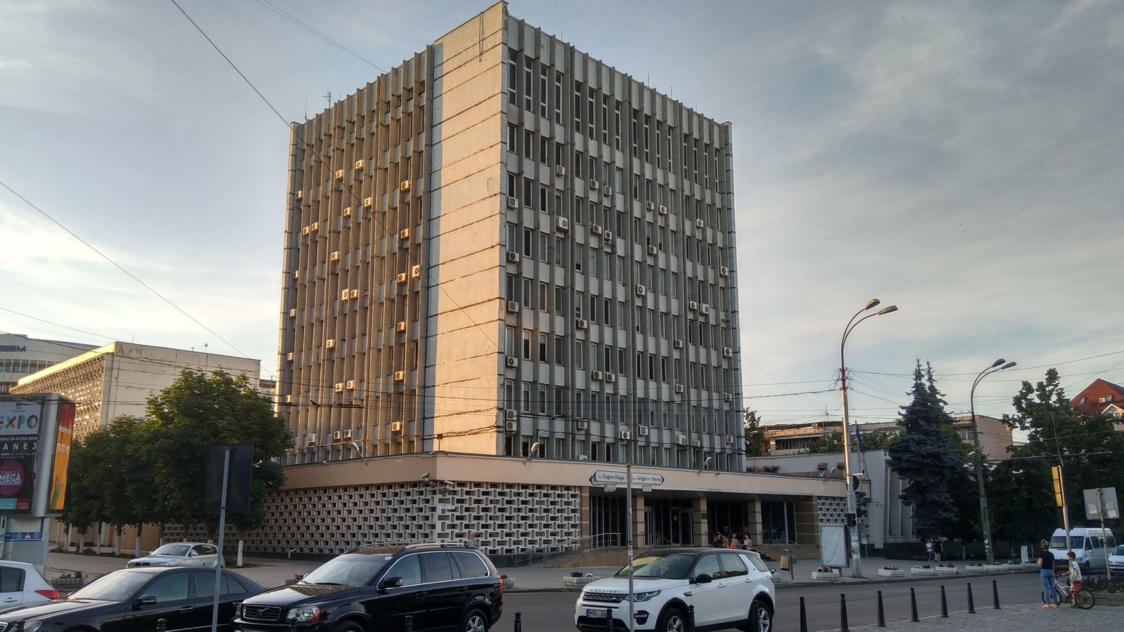 93,6 miliarde in banci, 3,4 in afara lor.