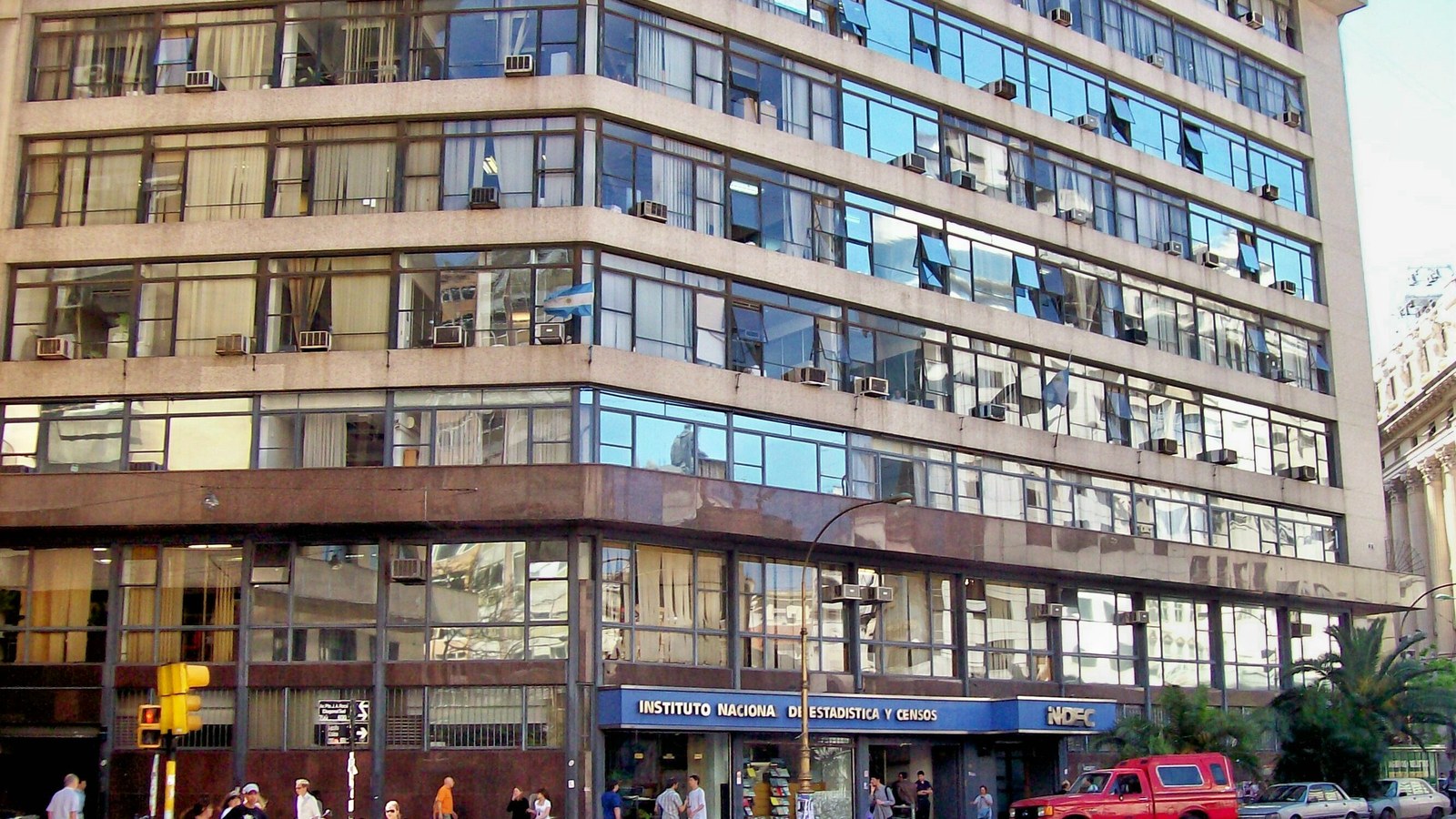 −1,7% pe 12 luni. Mineritul +11,1%. Economiștii așteptau aproape 1% lunar.