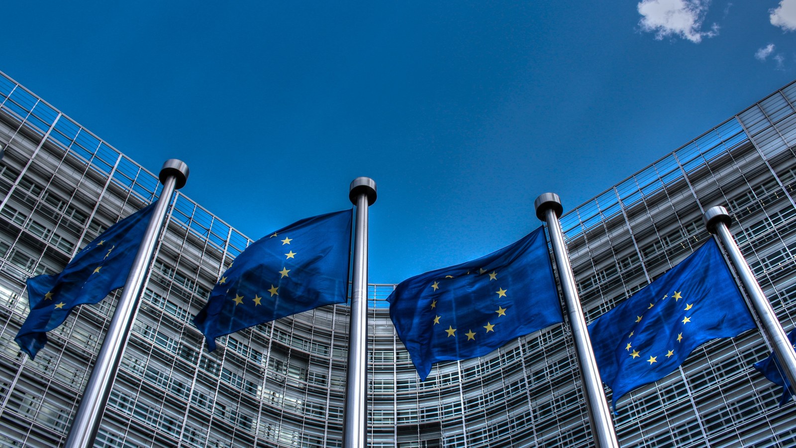 Steaguri ale Uniunii Europene în fața clădirii Berlaymont, sediul Comisiei Europene din Bruxelles.