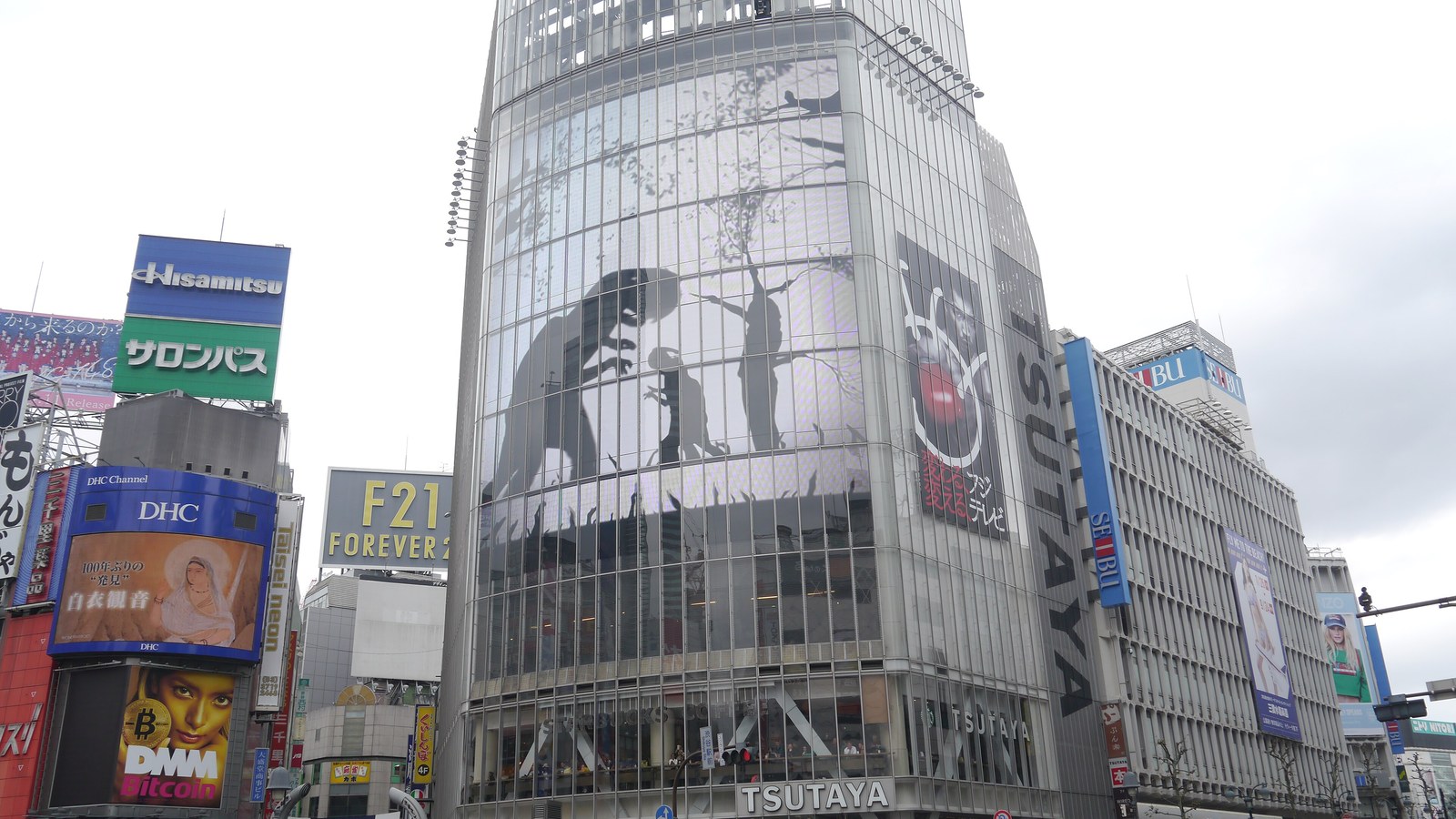 Clădirea Q-Front / Tsutaya din Shibuya, Tokyo, unde funcționează o cafenea Starbucks; nu un anunț de tranzacție
