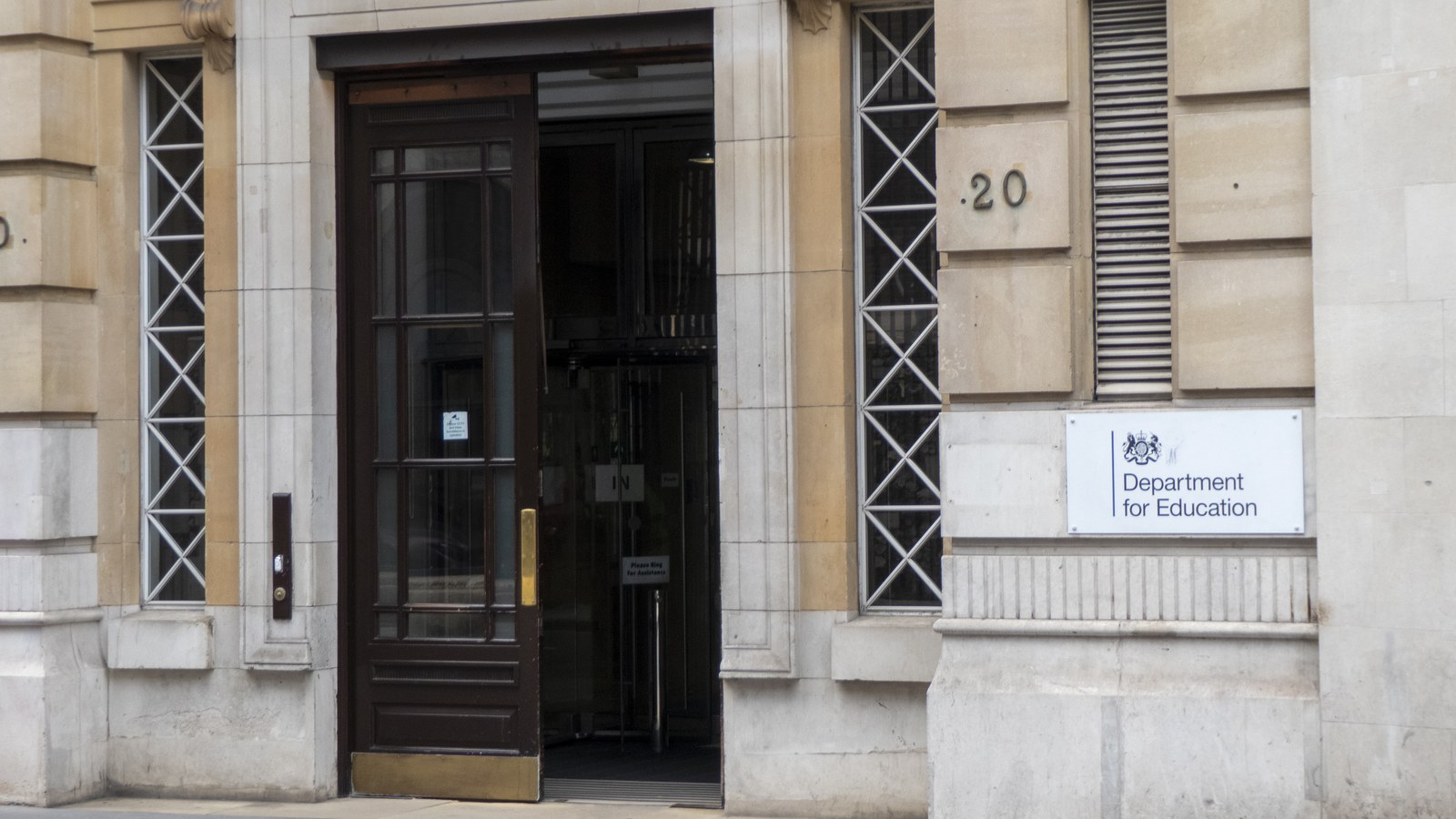Intrarea Departamentului pentru Educație din Londra, 2021; nu o activitate școlară