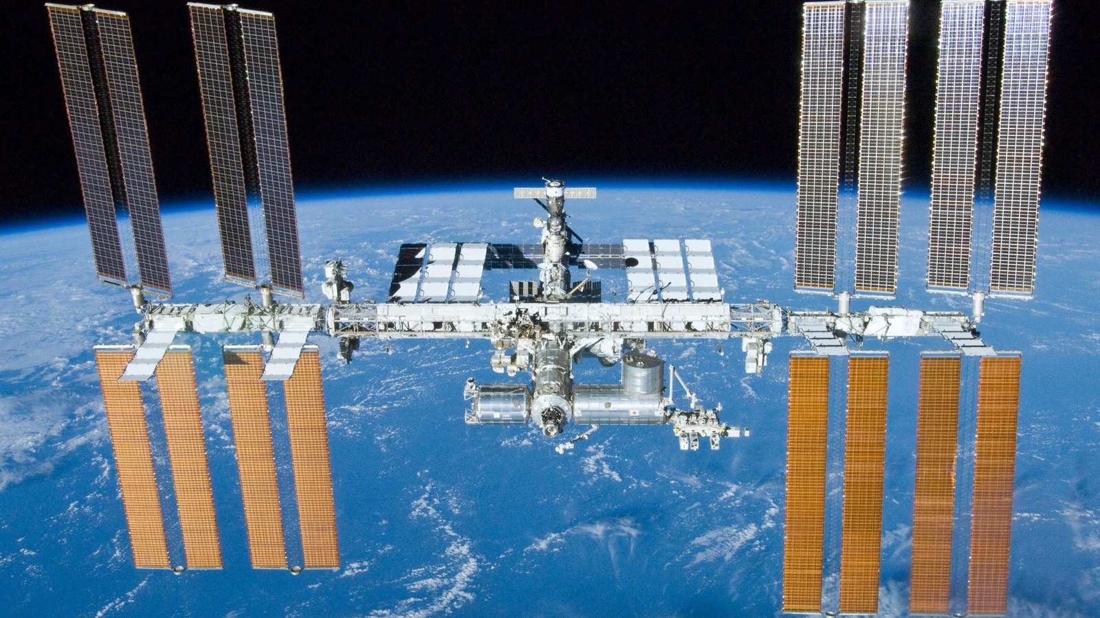 Stația Spațială Internațională fotografiată după dezandocarea STS-132, locul computerelor educaționale Astro Pi