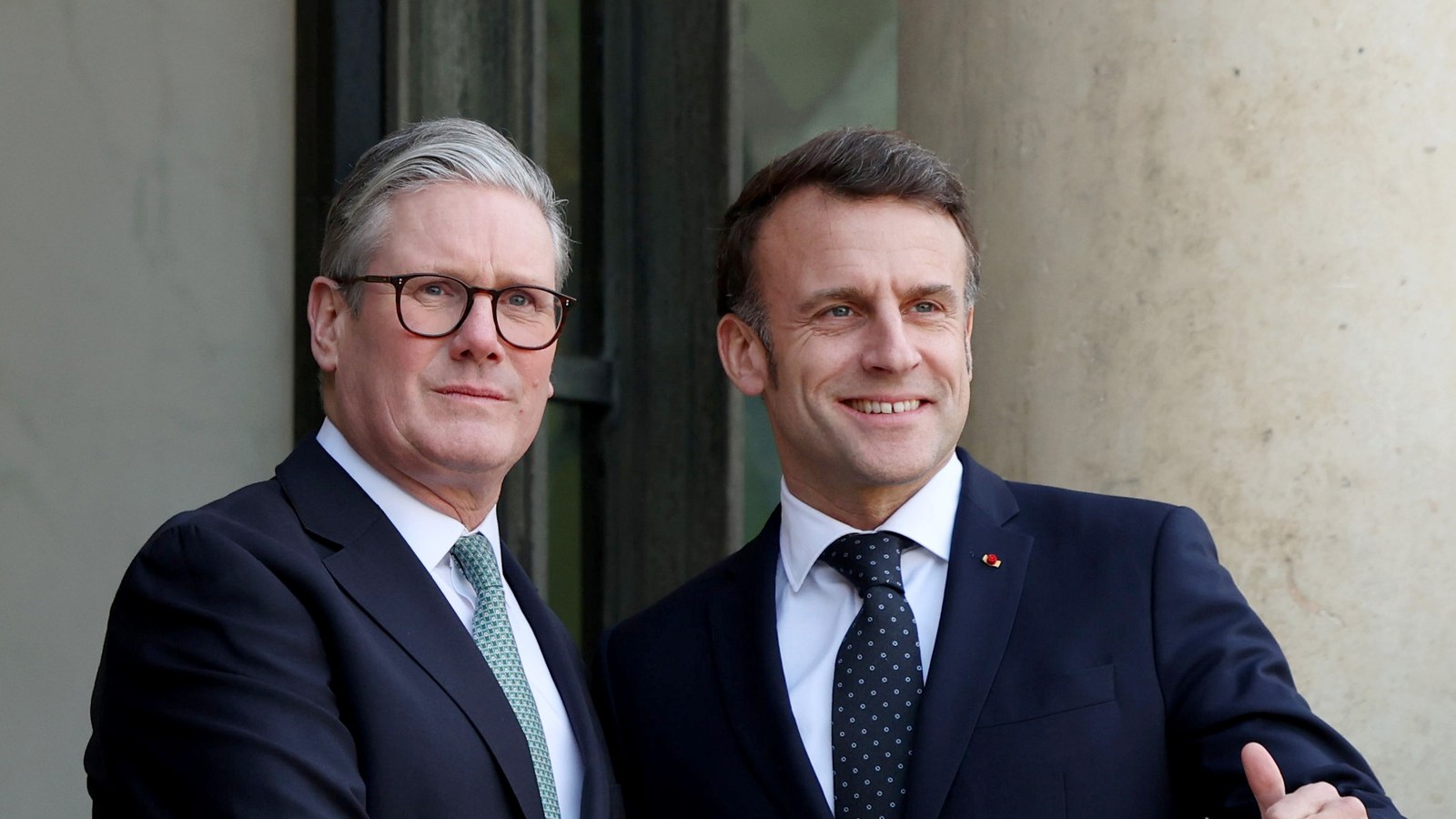 Emmanuel Macron cu Keir Starmer la Paris, februarie 2025; nu conferința de vineri de la Élysée