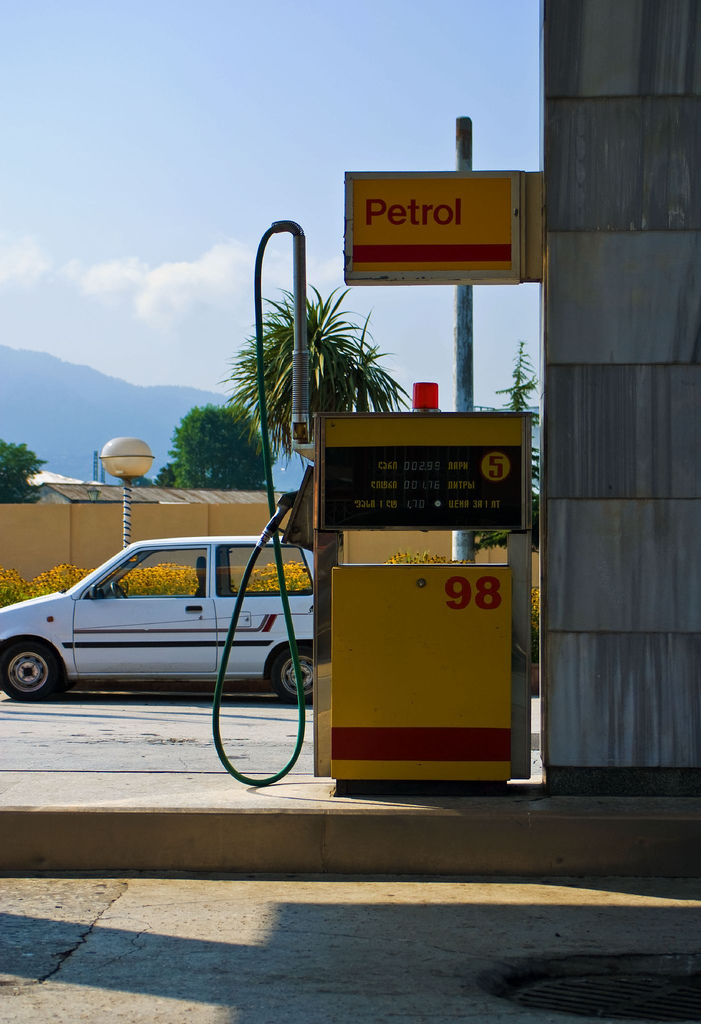 Datele Eurostat indică o creștere de 6,6% față de iulie pentru benzină și de 6,1% pentru motorină.