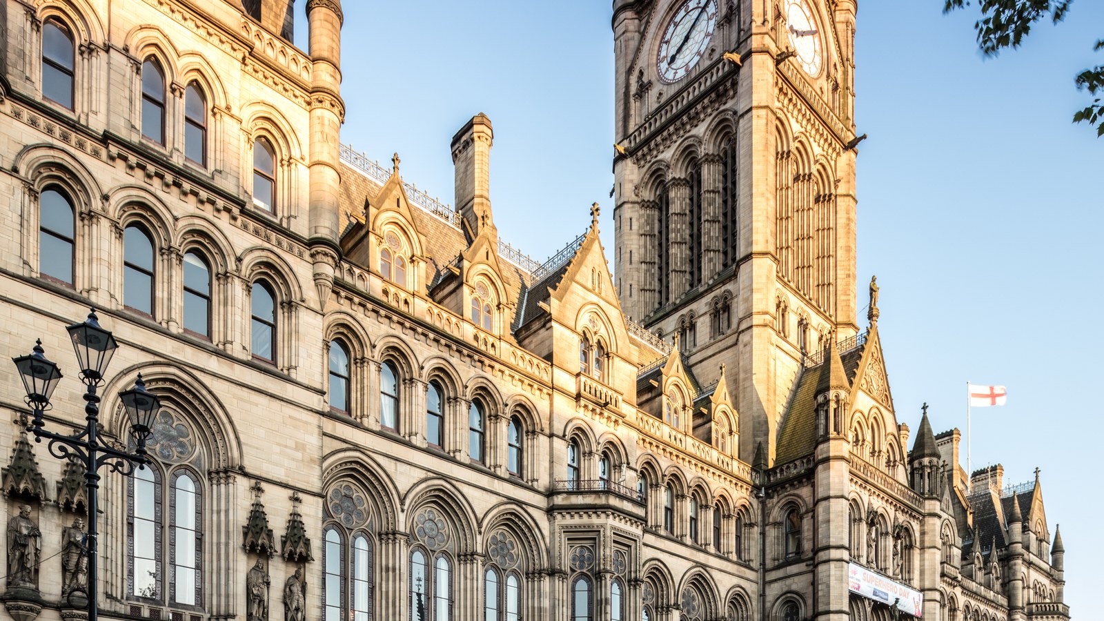 Primăria din Manchester; nu sediul No10 North și nu cei doi lideri