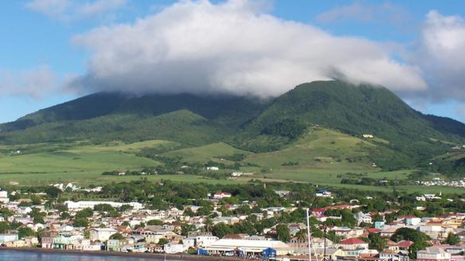 Basseterre, capitala Saint Kitts; nu ceremonia independenței din 1983