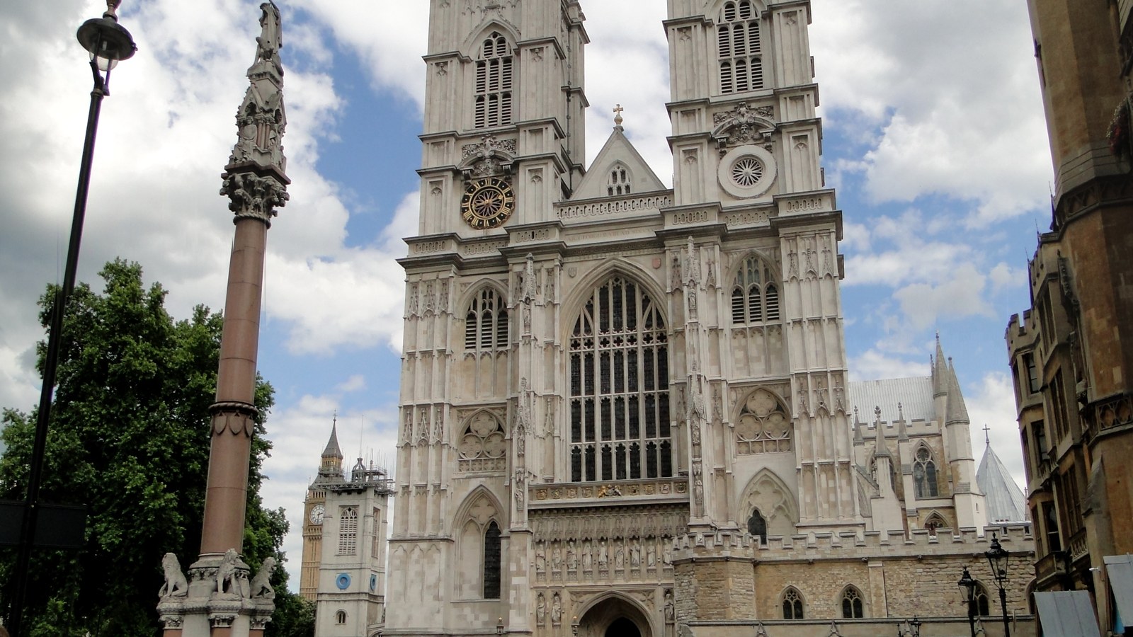 Fațada de vest a Westminster Abbey, fotografiată în alt an, nu cortegiul din 19 septembrie 2022