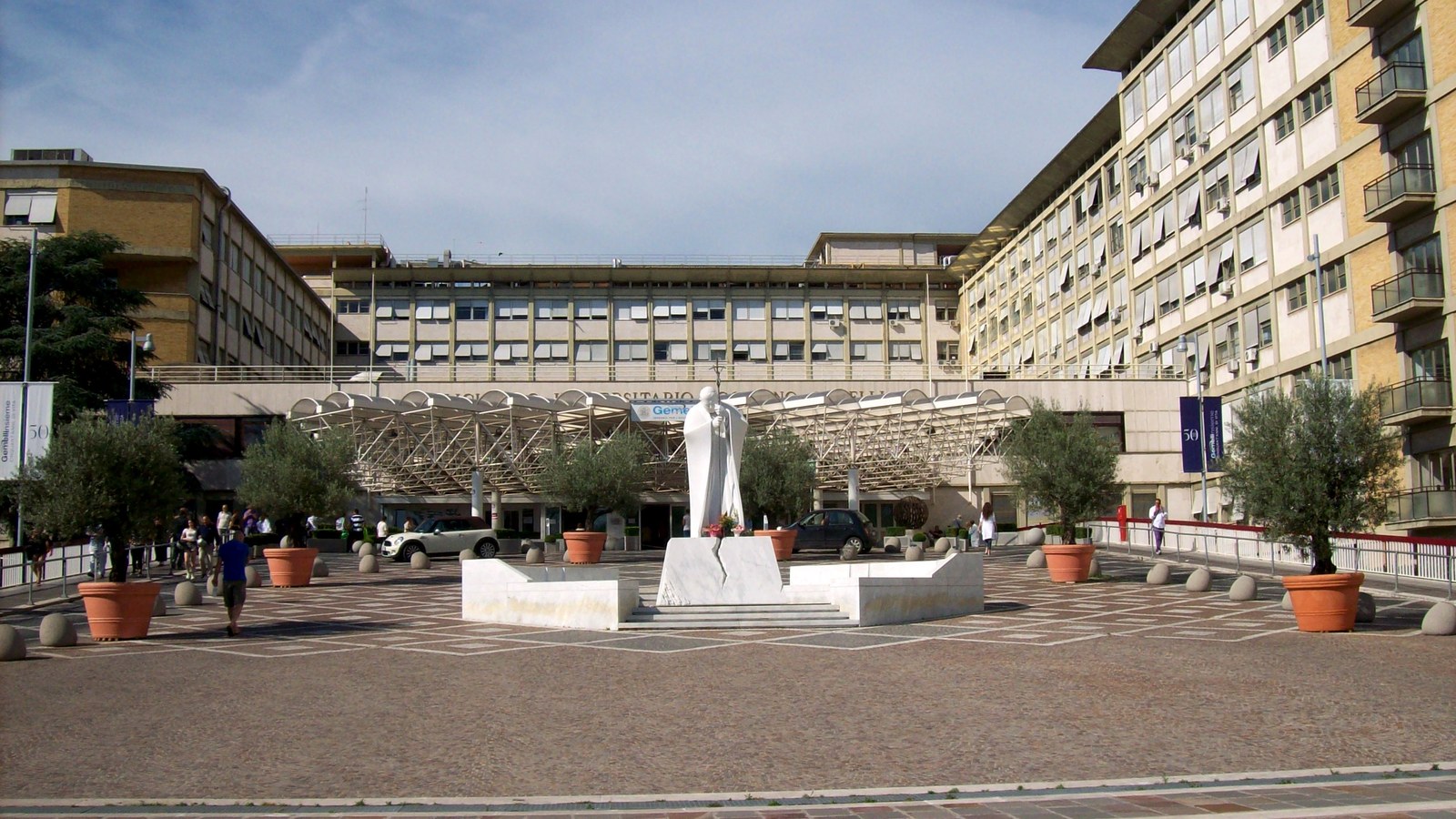 Sala Stampa anunță externarea sâmbătă și Angelus duminică de la fereastră.