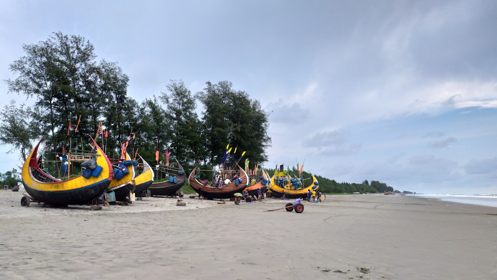 TUPTUP Resto and Resort, din bambus și lemn, a ars sâmbătă dimineața.