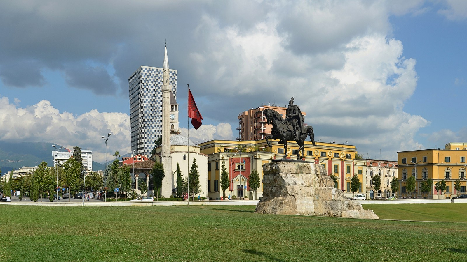 Poliția a raportat circa 500 de rețineri, 330 eliberări.