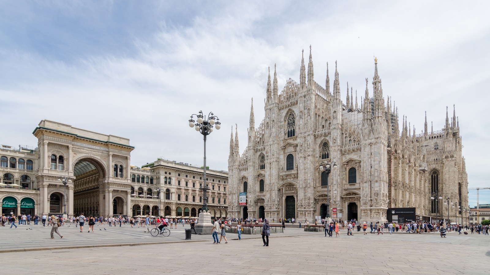 Milano, Piazza Duomo. ANSA: circa 50 opriți, jumătate minori.