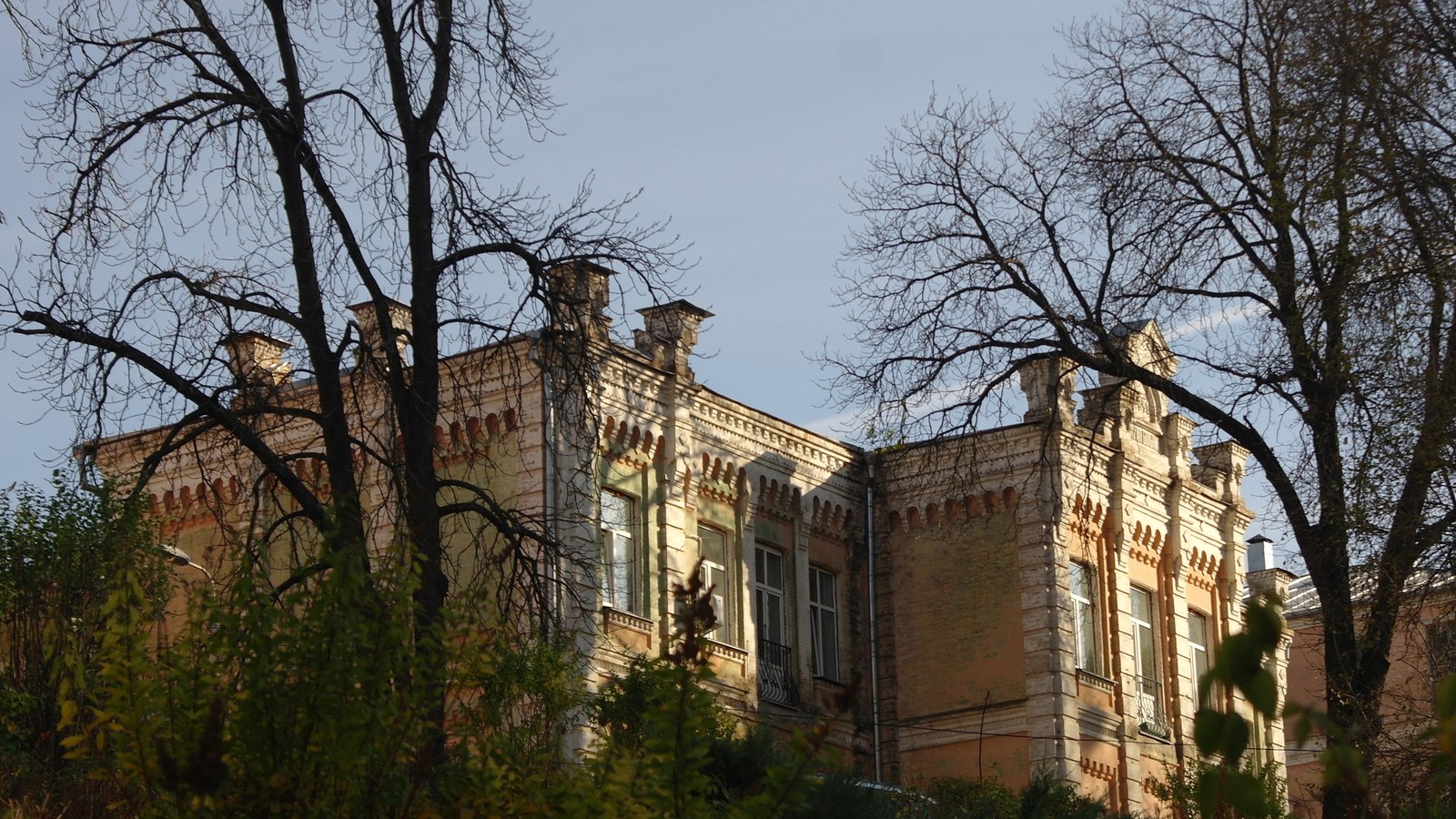 Marți, 20 octombrie. Premierul: un rănit la institut, nimeni mort acolo.