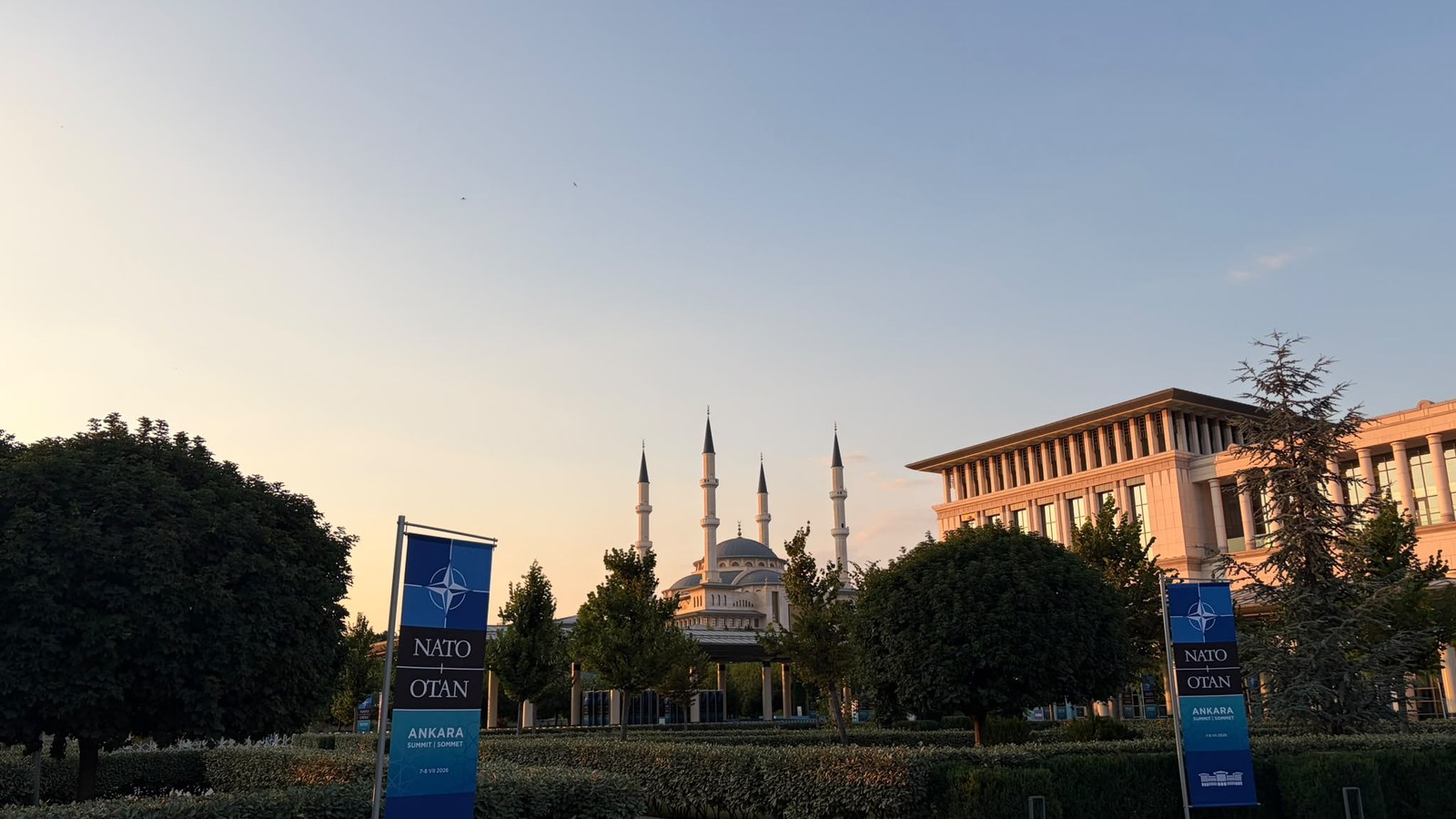 Două telefoane, miercuri. Invitații la Ankara și Antalya.