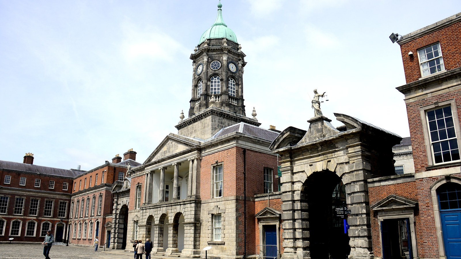 Curtea superioară a Castelului Dublin, cu Bedford Tower și Poarta Justiției — imagine de arhivă a locului anunțat pentru…