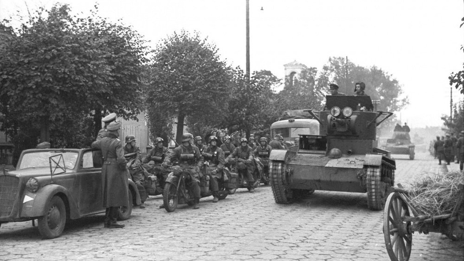 Tancuri germane și sovietice la Brest-Litovsk, 22 septembrie 1939, după împărțirea Poloniei