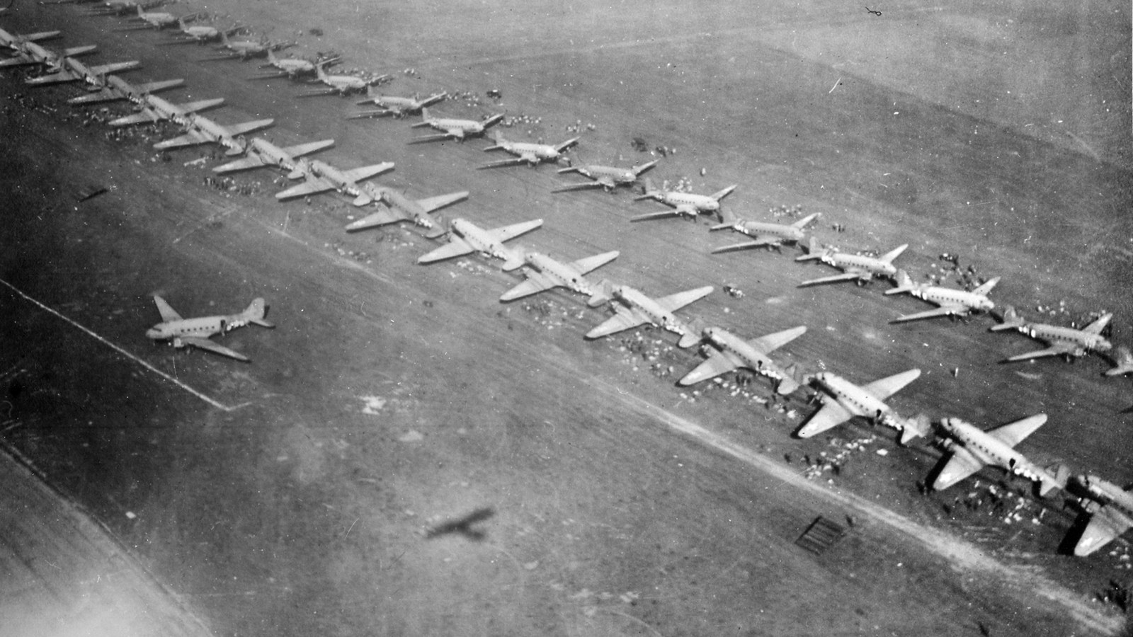 Avioane C-47 americane deasupra Țărilor de Jos în prima zi a Operațiunii Market Garden, 17 septembrie 1944