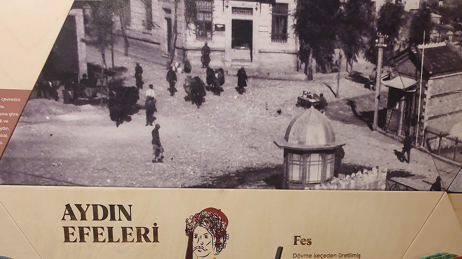 Portret al lui Adnan Menderes din Muzeul Democrației, nu o fotografie a execuției
