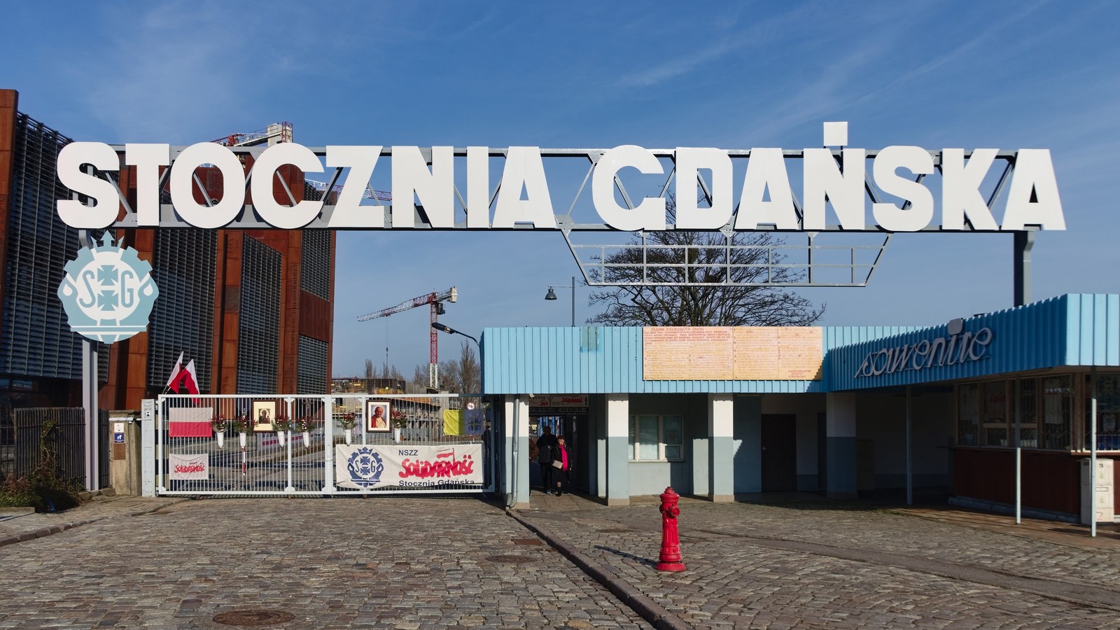 Poarta nr. 2 a Șantierului Naval din Gdańsk, locul simbolic al Solidarității, fotografiată în 2024