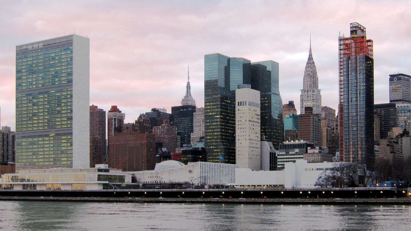 Sediul Organizației Națiunilor Unite din New York; nu locul prăbușirii de lângă Ndola