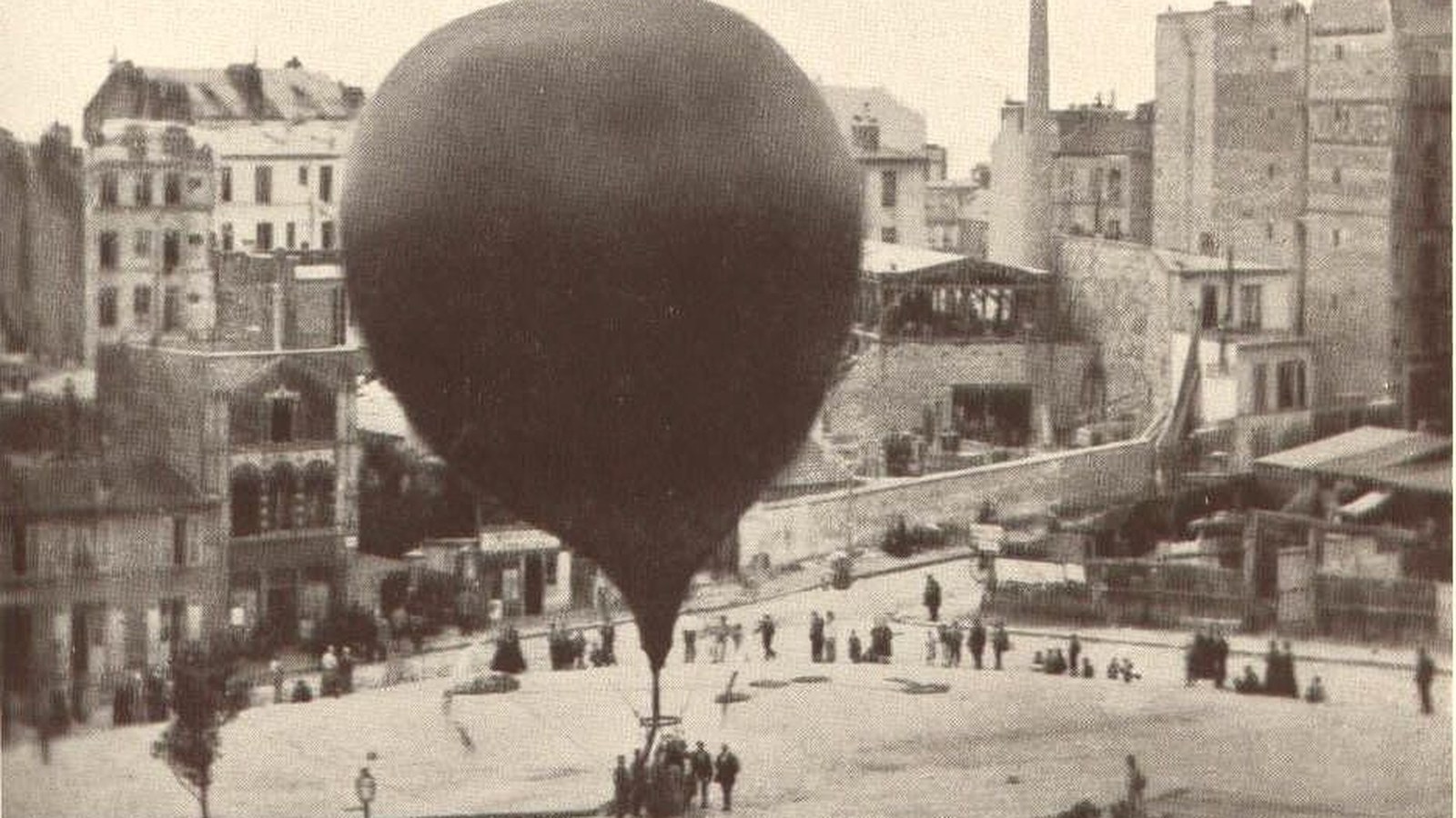 Balon poștal deasupra Parisului în asediul din 1870; gravură de epocă, nu o fotografie contemporană