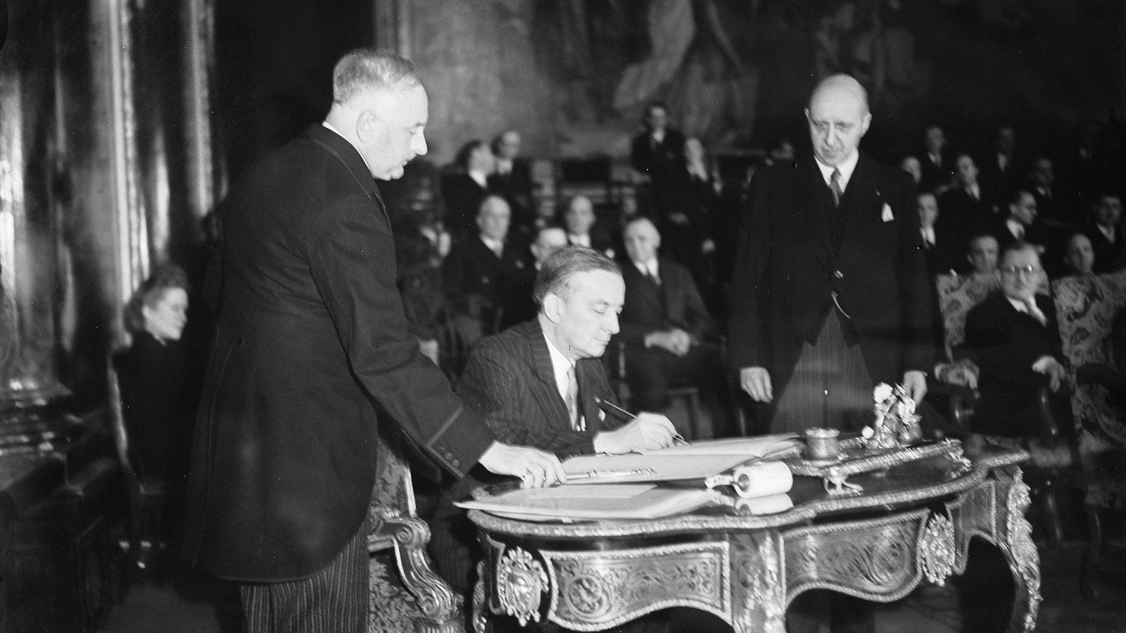 Georges Bidault semnează Tratatul de la Bruxelles, 17 martie 1948